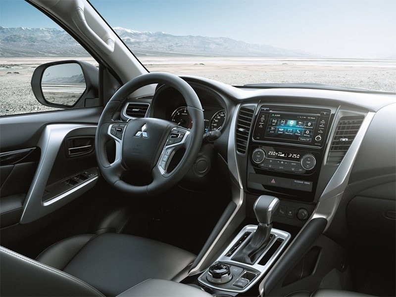 Khoang nội thất rộng rãi và hiện đại của Mitsubishi Pajero Sport
