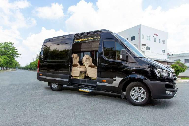 Khoang nội thất sang trọng của xe limousine Móng Cái Limo phục vụ tuyến Hà Nội Móng Cái