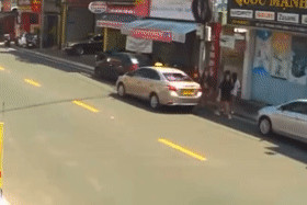 Khoảnh khắc tai nạn giao thông nghiêm trọng do mở cửa taxi bất cẩn trên đường Trương Công Định Vũng Tàu