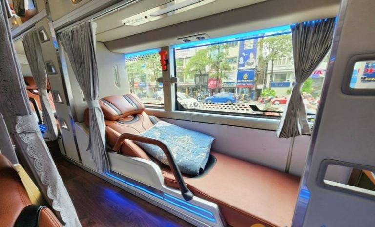 Không gian bên trong xe giường nằm 41 chỗ của Camel Travel trên lộ trình Hà Nội Hội An