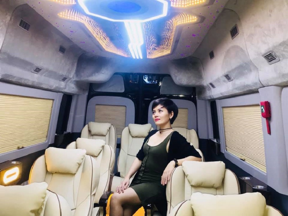 Không gian check-in sang trọng trên xe Dan Anh limousine