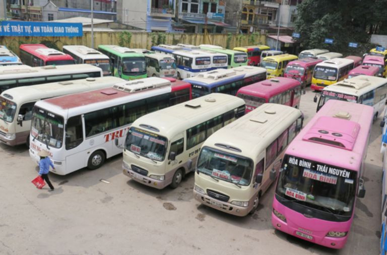 Không gian chờ và bảng thông tin tại Bến xe Thái Nguyên