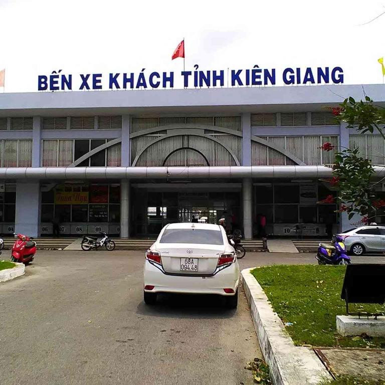 Không gian chờ xe rộng rãi và sạch sẽ tại Bến xe Rạch Sỏi