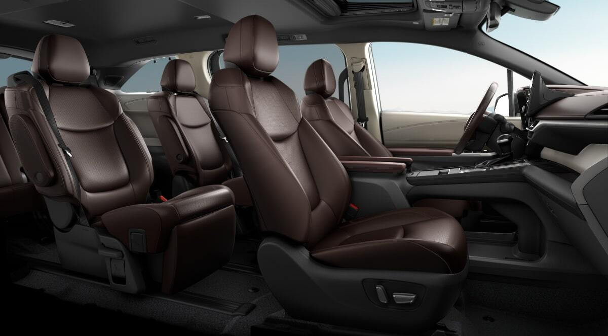 Không gian ghế ngồi rộng rãi và khoang hành lý linh hoạt của xe Toyota Sienna