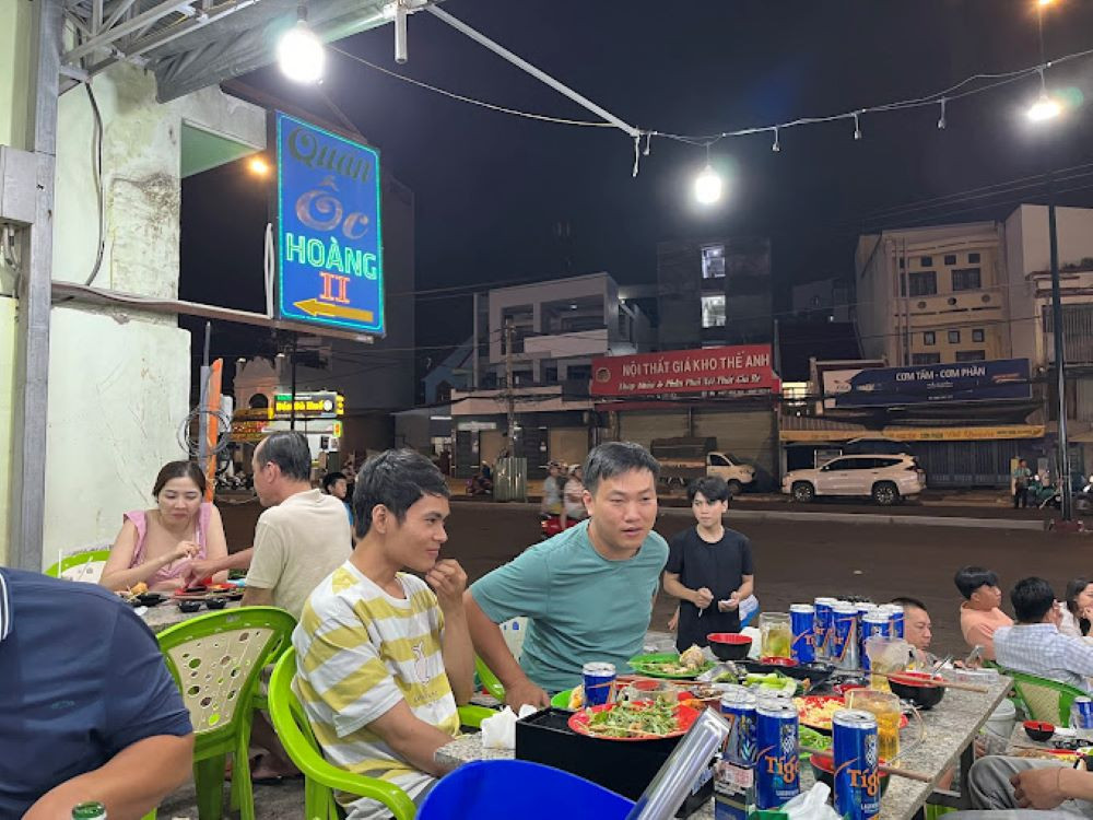 Không gian ngoài trời thoáng mát của Ốc Hoàng Gò Vấp, lý tưởng cho những buổi tụ họp ăn vặt
