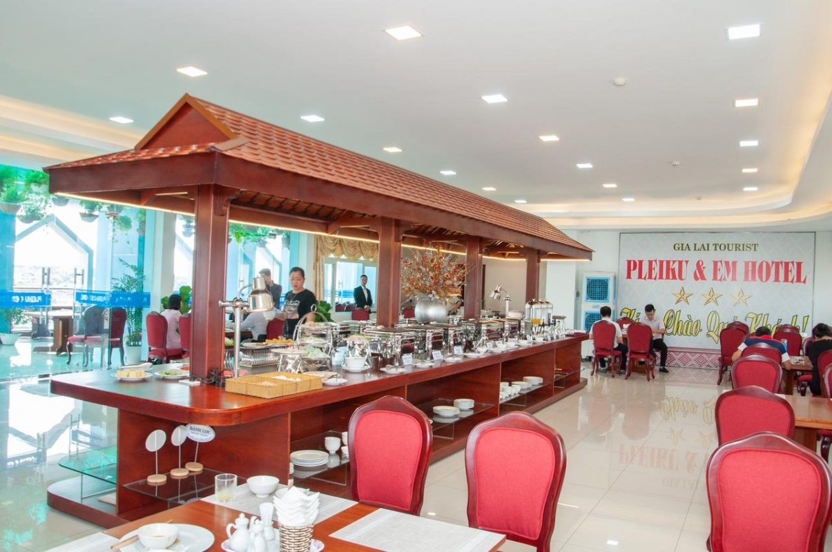Không gian nhà hàng sang trọng tại Khách sạn Pleiku &amp; Em