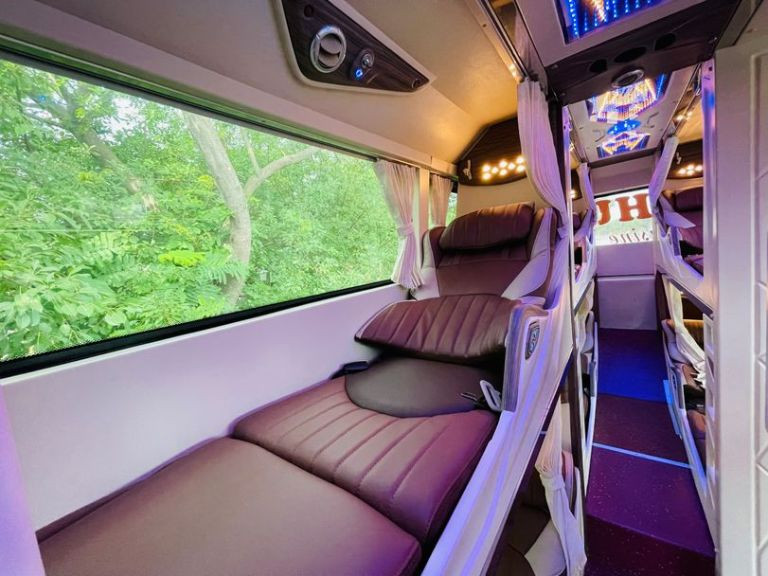 Không gian nội thất xe limousine giường nằm của An Phú Buslines với giường bọc da