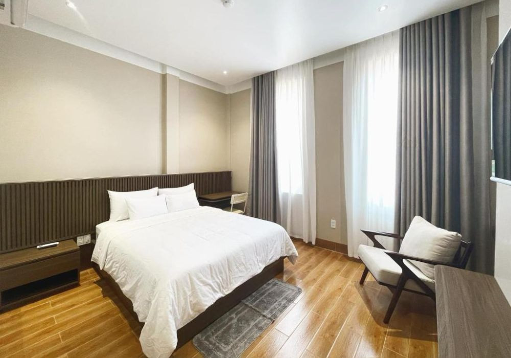 Không gian phòng nghỉ rộng rãi, sạch sẽ tại MELA Hotel Chư Sê