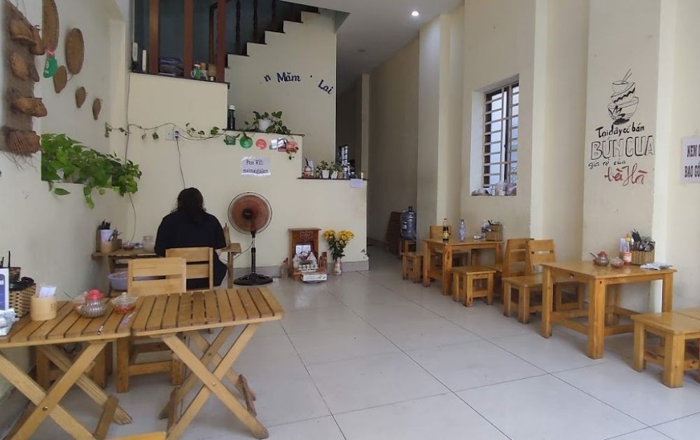 Không gian quán Măm Măm Gia Lai ấm cúng và sạch sẽ