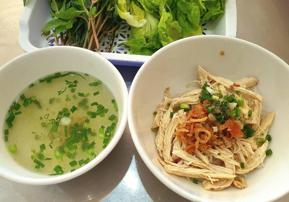 Không gian quán phở khô Bé Tư luôn đông khách vào giờ cao điểm