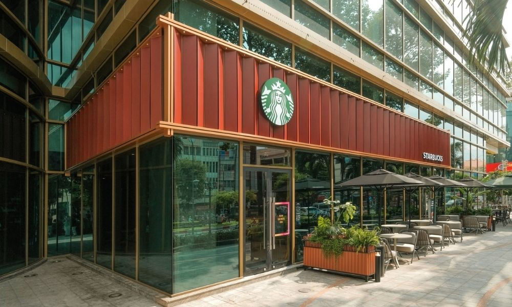 Không gian quán Starbucks tại tầng 1 Hùng Vương Plaza