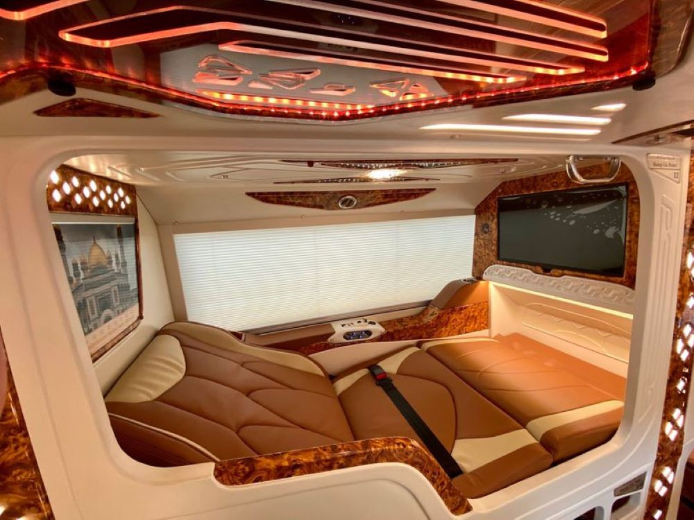 Không gian rộng rãi, thoải mái trên xe limousine Minh Quốc
