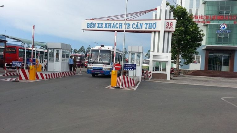 Không gian rộng rãi và đa dạng loại hình xe tại bến xe Cần Thơ
