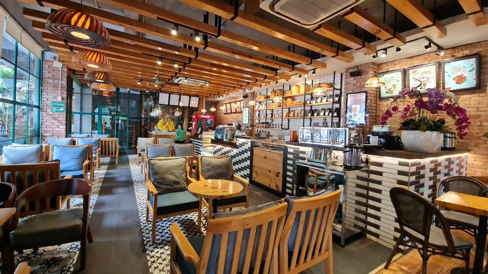 Không gian rộng rãi và hiện đại tại Mesa Bakery &amp; Coffee Pleiku