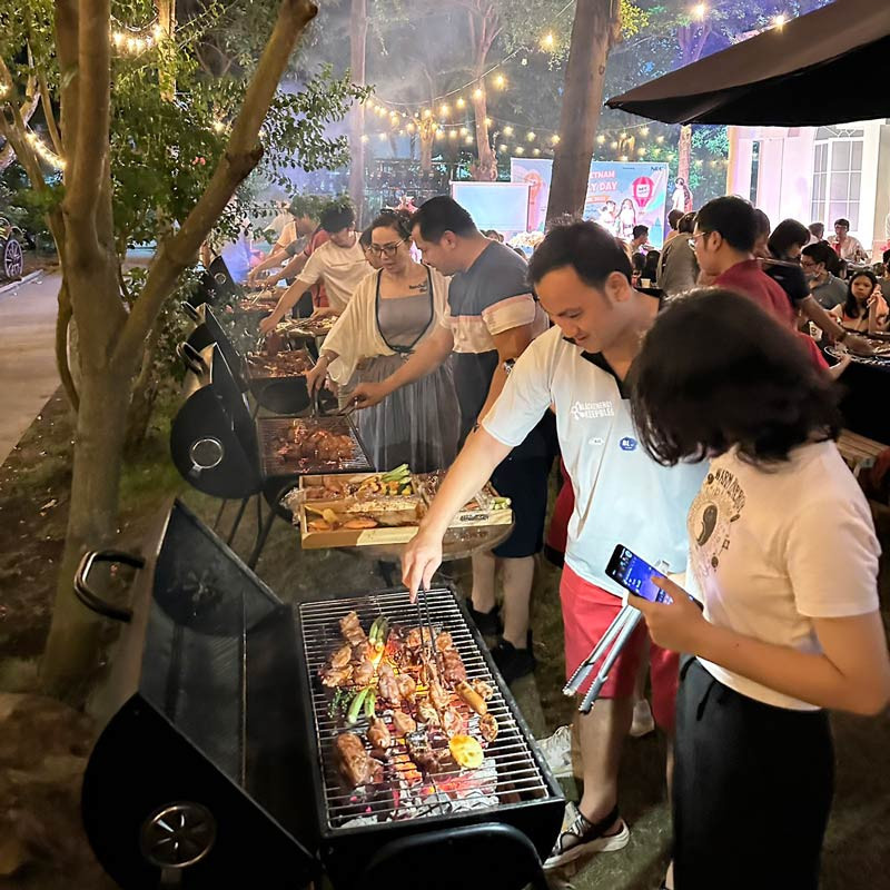 Không gian tiệc nướng lãng mạn bên bờ sông tại Vietgangz Glamping
