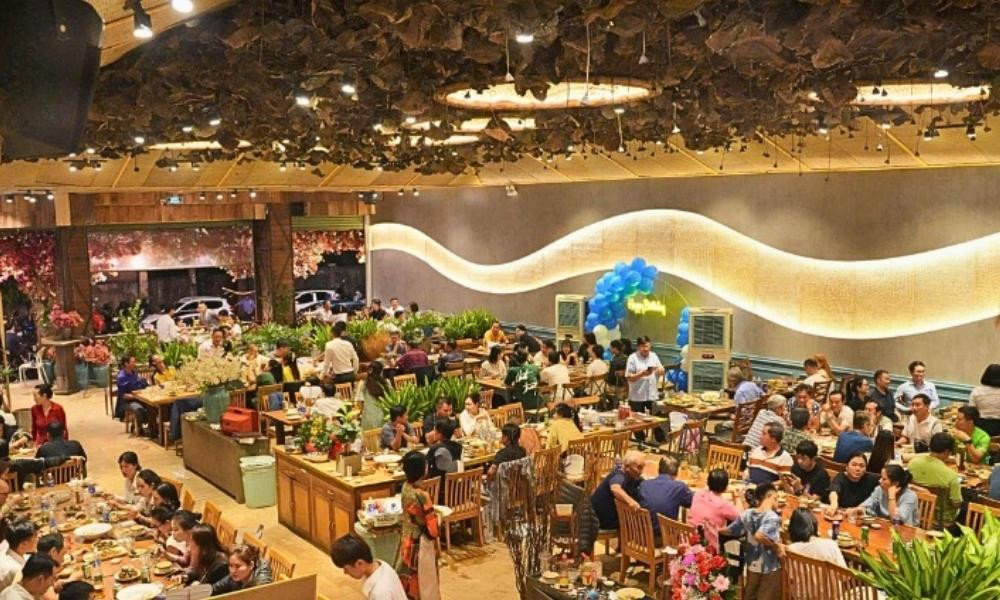 Không gian trang trí công phu tại Nhà hàng Cơm Quê Gia Lai