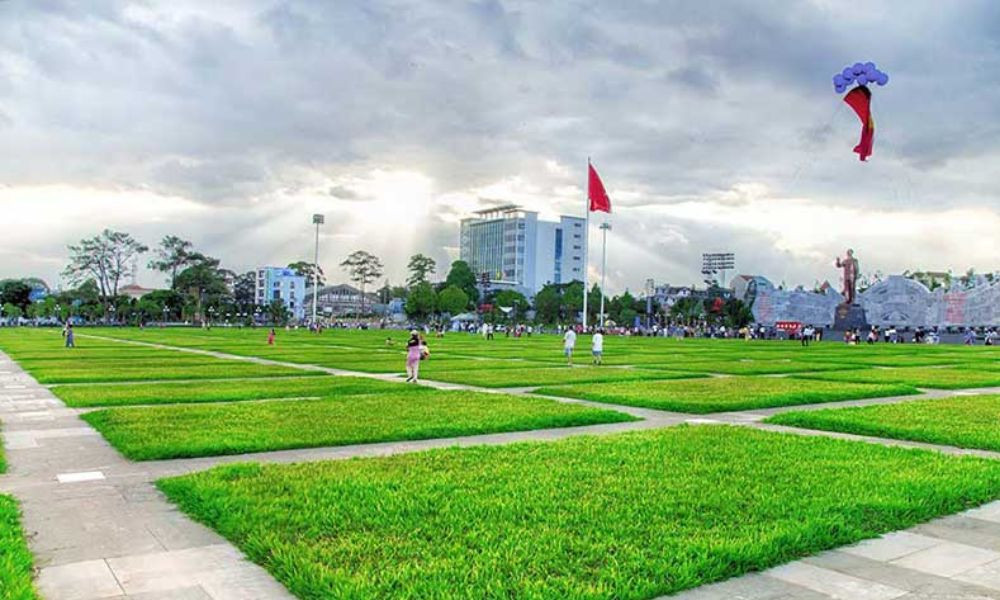 Không gian xanh mát và thoáng đãng tại Quảng trường Đại Đoàn Kết Pleiku