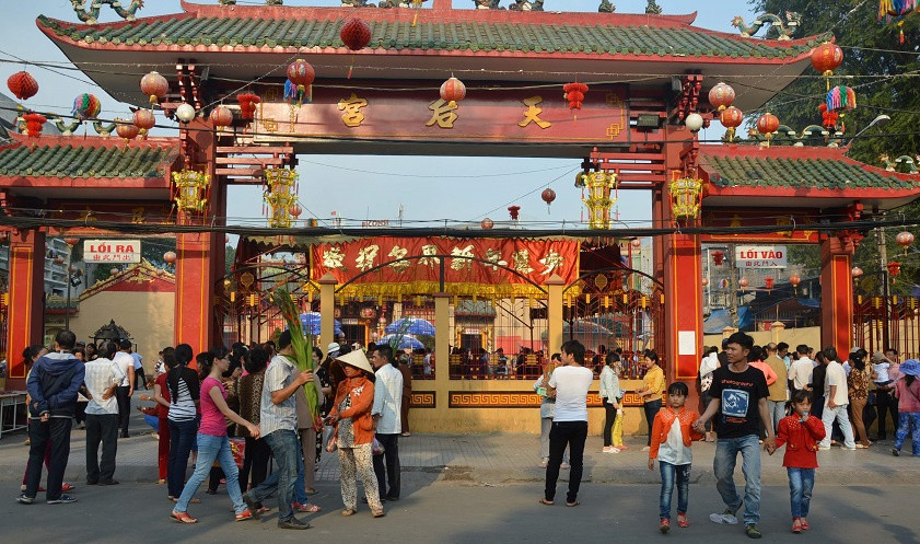 Không khí lễ hội tại Chùa Bà Thiên Hậu, Bình Dương.