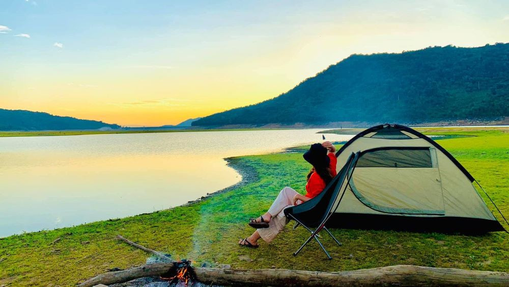 Khu cắm trại được dựng lều giữa rừng tại Hố Trời