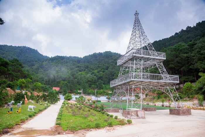 Tháp Eiffel mini mô phỏng tại khu sinh thái Thiên Phú Lâm