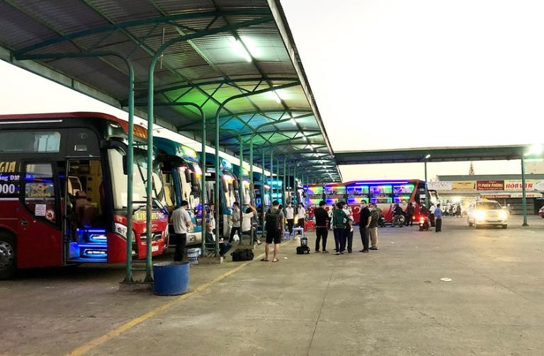 Khu vực bãi đỗ xe khách tại Bến xe Đức Long Gia Lai sẵn sàng phục vụ