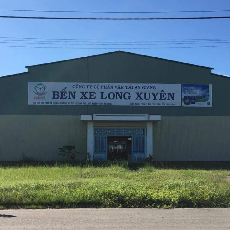 Khu vực bãi đỗ xe rộng rãi tại Bến xe Long Xuyên