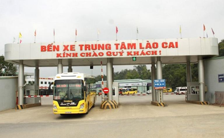 Khu vực bãi đỗ xe rộng rãi tại Bến xe Trung tâm Lào Cai, thuận tiện kết nối các tuyến đường