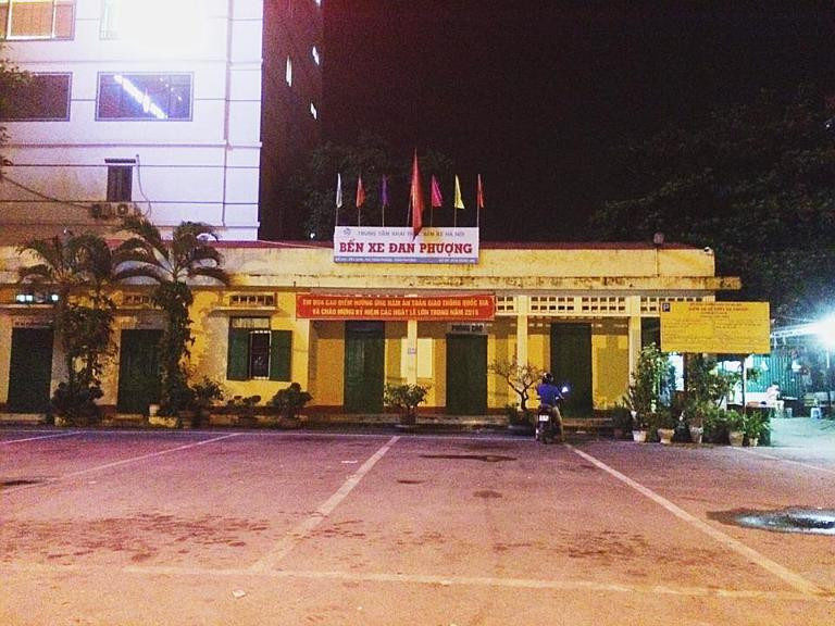 Khu vực bãi đỗ xe và trung chuyển tại bến xe Đan Phượng