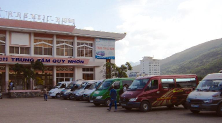 Khu vực bên ngoài của bến xe Quy Nhơn tấp nập xe và hành khách