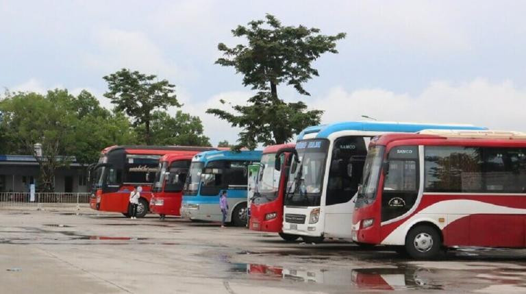 Khu vực chờ đón khách tại **trung tâm giao thông Thanh Hóa**, nhộn nhịp hành khách