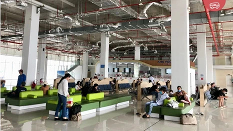 Khu vực chờ rộng rãi tại Bến xe Miền Đông hiện đại