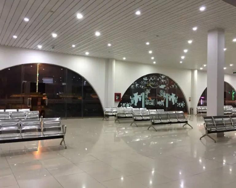 Khu vực chờ rộng rãi với nhiều ghế ngồi tại Bến xe Hà Tĩnh