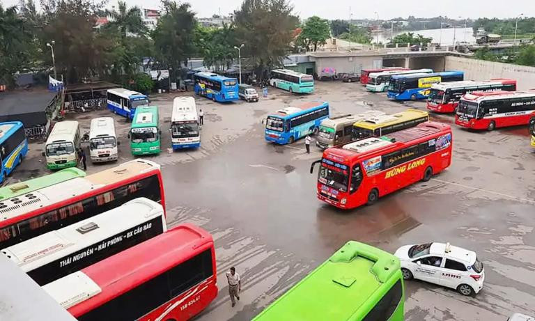 Khu vực chờ tại Bến xe Cầu Rào rộng rãi và tiện nghi