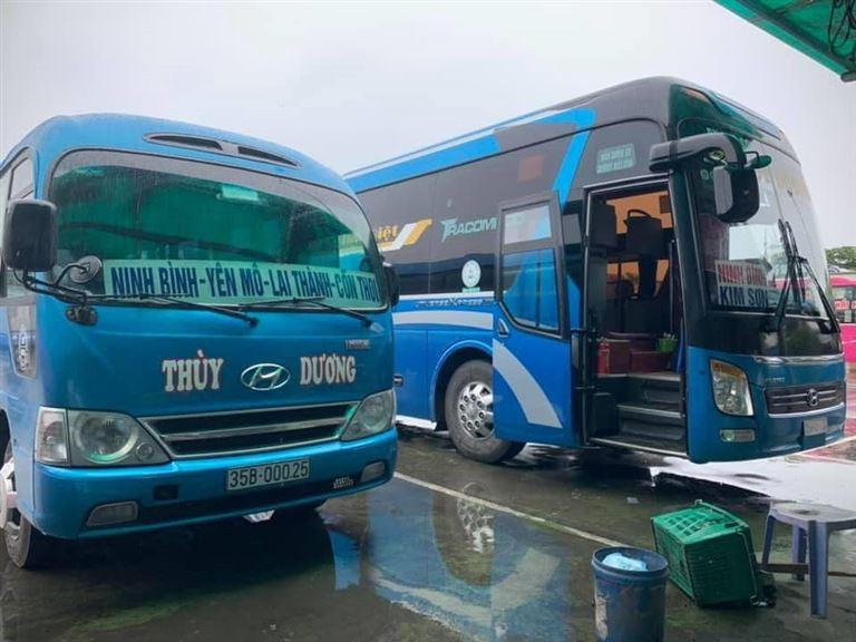 Khu vực chờ tại Bến Xe Kim Sơn Ninh Bình với ghế ngồi và bảng thông tin