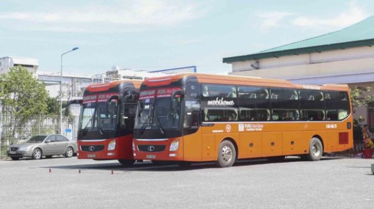 Khu vực cổng vào Bến Xe Mỏ Cày Nam từ đường lớn