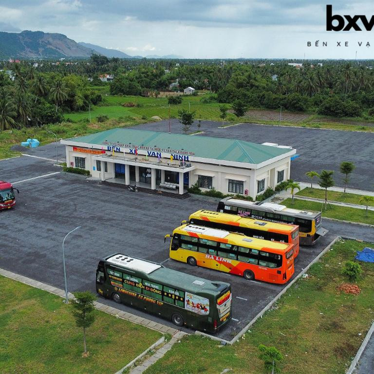Khu vực đỗ xe khách và phương tiện tại Bến Xe Vạn Ninh
