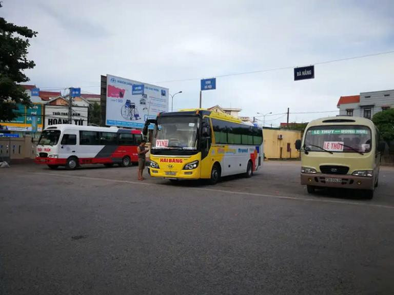 Khu vực đỗ xe khách và xe buýt tại bến xe Đồng Hới, sẵn sàng phục vụ