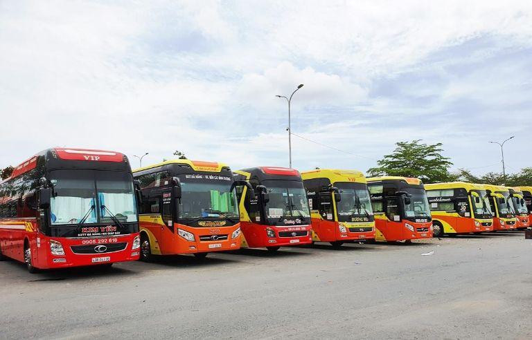 Khu vực đỗ xe tại **Bến xe phía Tây Thanh Hóa**, phục vụ các **tuyến đường** quan trọng