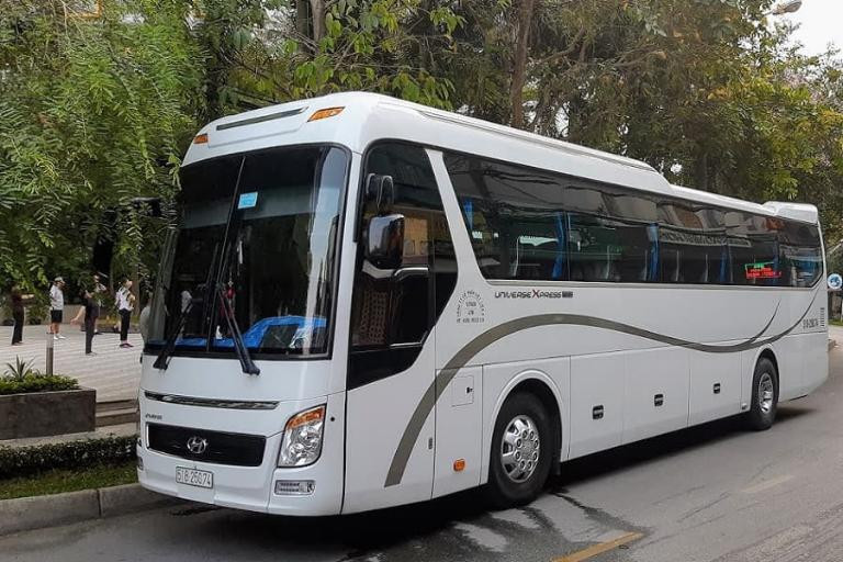 Khu vực nhà chờ và các quầy vé bên trong Bến Xe Mỏ Cày Nam