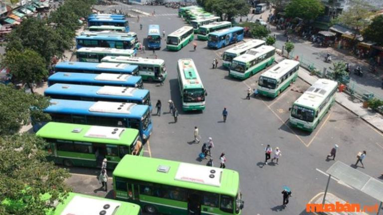 Khu vực sân bãi rộng rãi dành cho xe khách tại Bến Xe Chợ Lớn