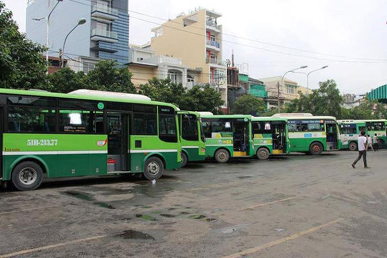 Khu vực sân bãi tại Bến xe Quận 8 với nhiều loại hình vận tải