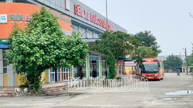 Khu vực sảnh chờ rộng rãi, sạch sẽ tại Bến xe Nam Định, nơi hành khách thư giãn trước chuyến đi.