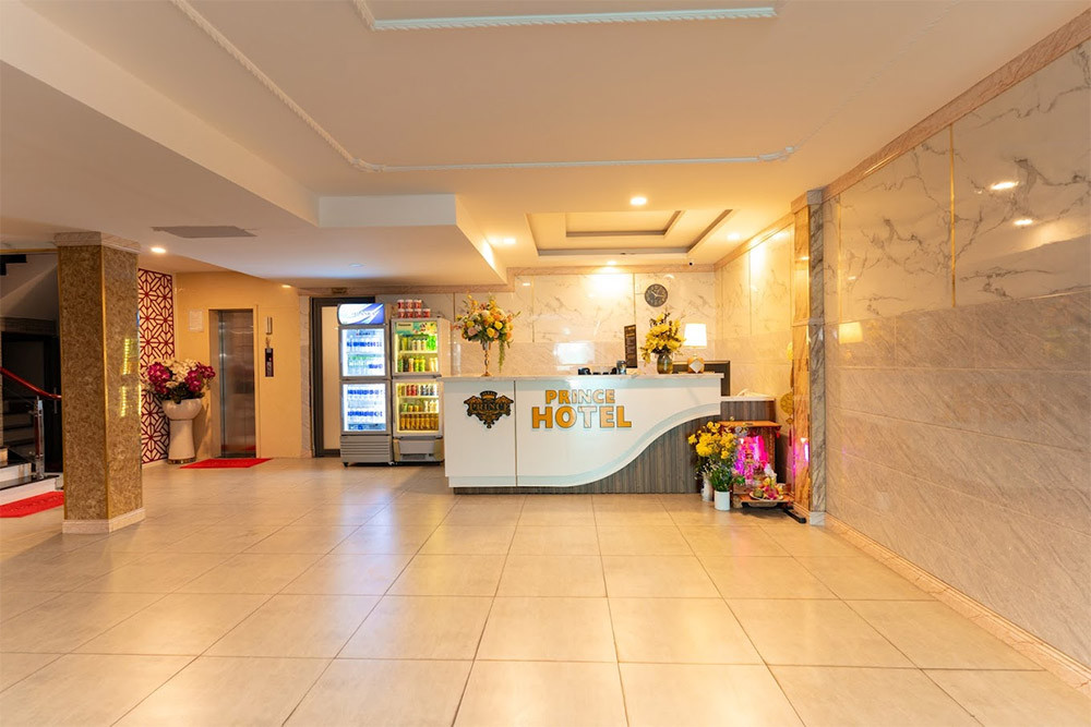 Khu vực sảnh của Prince Hotel, một trong những khách sạn Gò Vấp có giá hợp lý