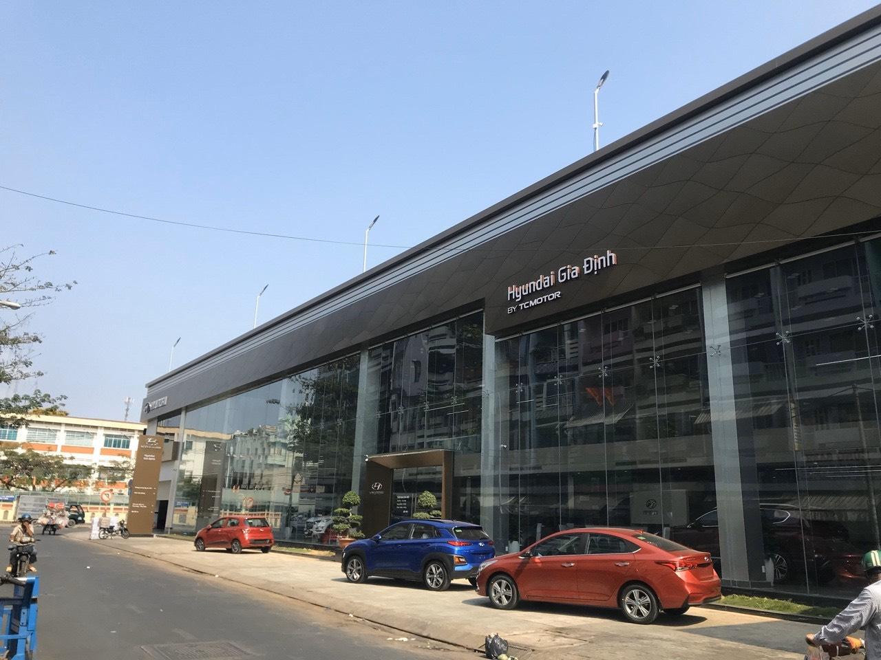 Khu vực tiếp khách và trưng bày xe tại Đại lý Hyundai Gia Định