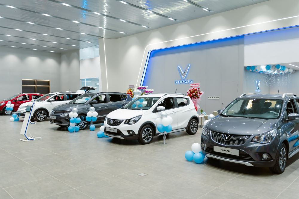 Khu vực trưng bày các mẫu ô tô điện cao cấp tại Showroom VinFast Bình Phước