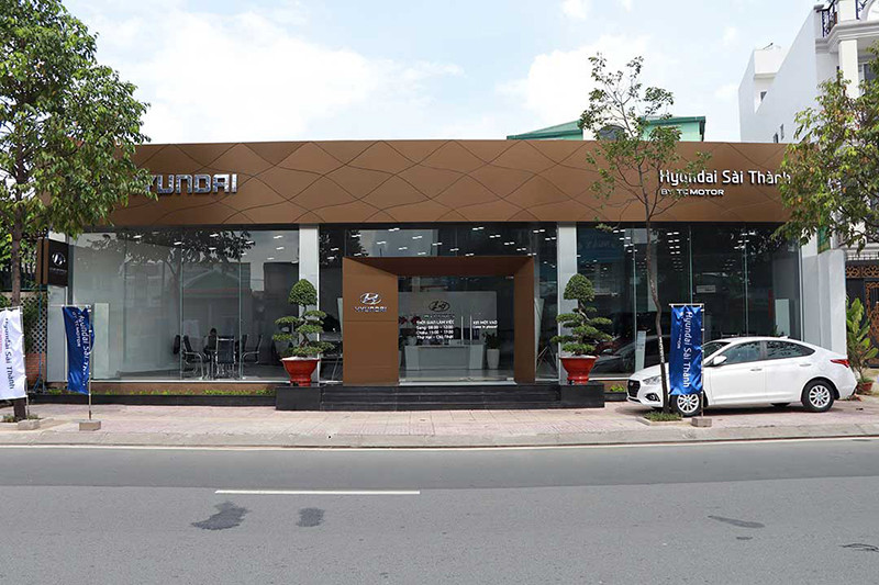 Khu vực trưng bày xe bên trong Đại lý Hyundai Sài Thành