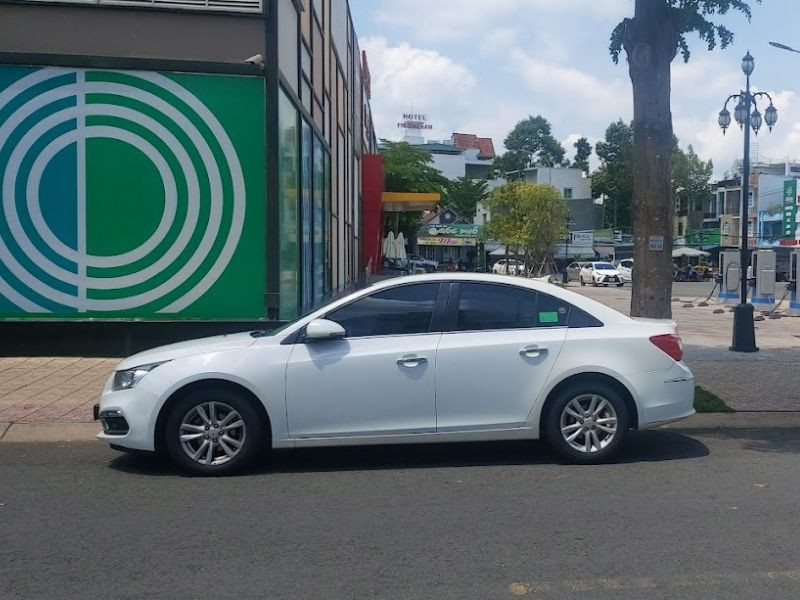 Khung cảnh đường phố Sa Đéc với xe taxi tư nhân đang di chuyển, nhấn mạnh tính tiện lợi của dịch vụ taxi Sa Đéc.