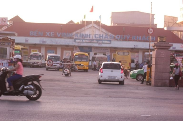 Khung cảnh nhộn nhịp tại bến xe Vinh với nhiều hành khách và phương tiện