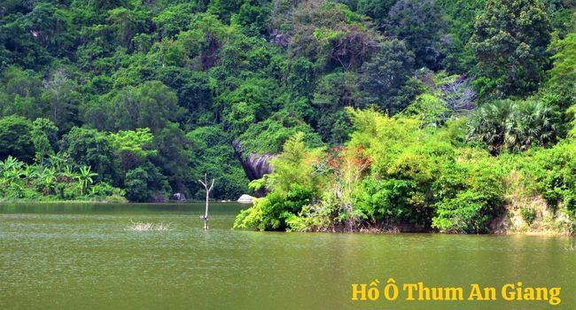 Khung cảnh yên bình và quán ăn đặc sản gần Hồ Ô Thum