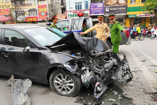 Khung gầm xe ô tô cũ bị biến dạng nghiêm trọng sau va chạm